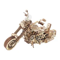 Moto cruiser en bois clair vue de trois quarts avant, moteur apparent et sacoches latérales, sur fond blanc