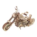 Moto cruiser en bois clair vue de trois quarts avant, moteur apparent et sacoches latérales, sur fond blanc