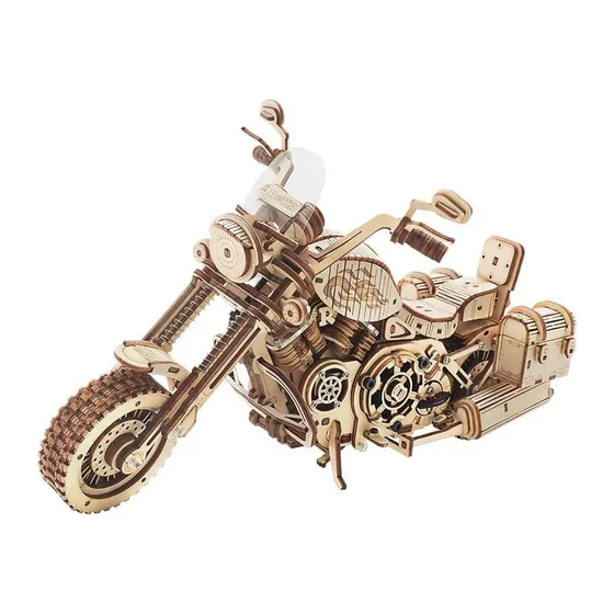 Moto cruiser en bois clair vue de trois quarts avant, moteur apparent et sacoches latérales, sur fond blanc