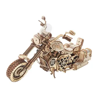 Moto cruiser en bois clair vue de trois quarts avant, moteur apparent et sacoches latérales, sur fond blanc