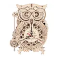 Horloge en bois clair en forme de hibou, cadran à chiffres romains et balancier suspendu