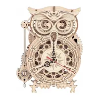 Horloge en bois clair en forme de hibou, cadran à chiffres romains et balancier suspendu
