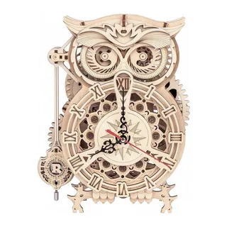 Horloge en bois clair en forme de hibou, cadran à chiffres romains et balancier suspendu