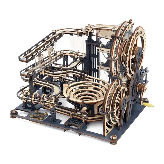 Circuit à billes en bois vu de trois quarts, grande roue dentée et manivelle jaune
