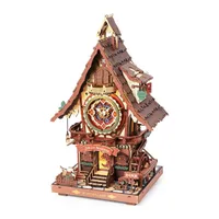 Maisonnette-horloge en bois peint avec toit pentu, cadran fleuri et roue à aubes, fond blanc