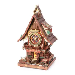 Maisonnette-horloge en bois peint avec toit pentu, cadran fleuri et roue à aubes, fond blanc