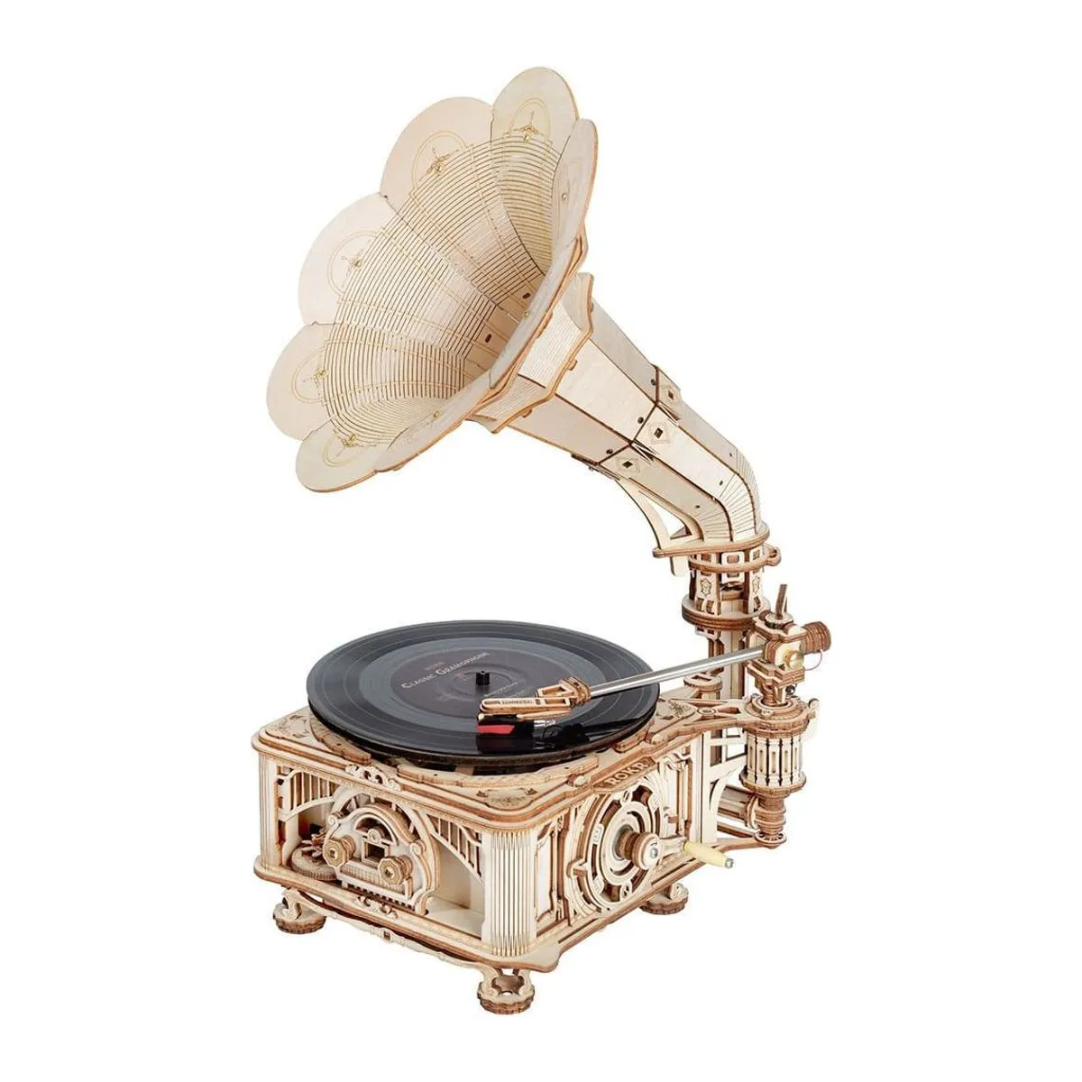 Gramophone en bois clair à grand pavillon en forme de fleur, disque noir posé sur le plateau, sur fond blanc