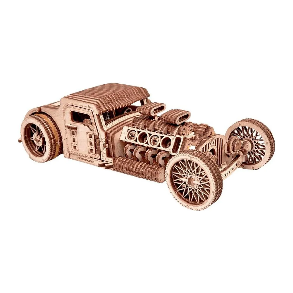 Hot rod en bois monté, vu de trois quarts avant : gros moteur V8 à nu, toit bas et roues à rayons, sur fond blanc
