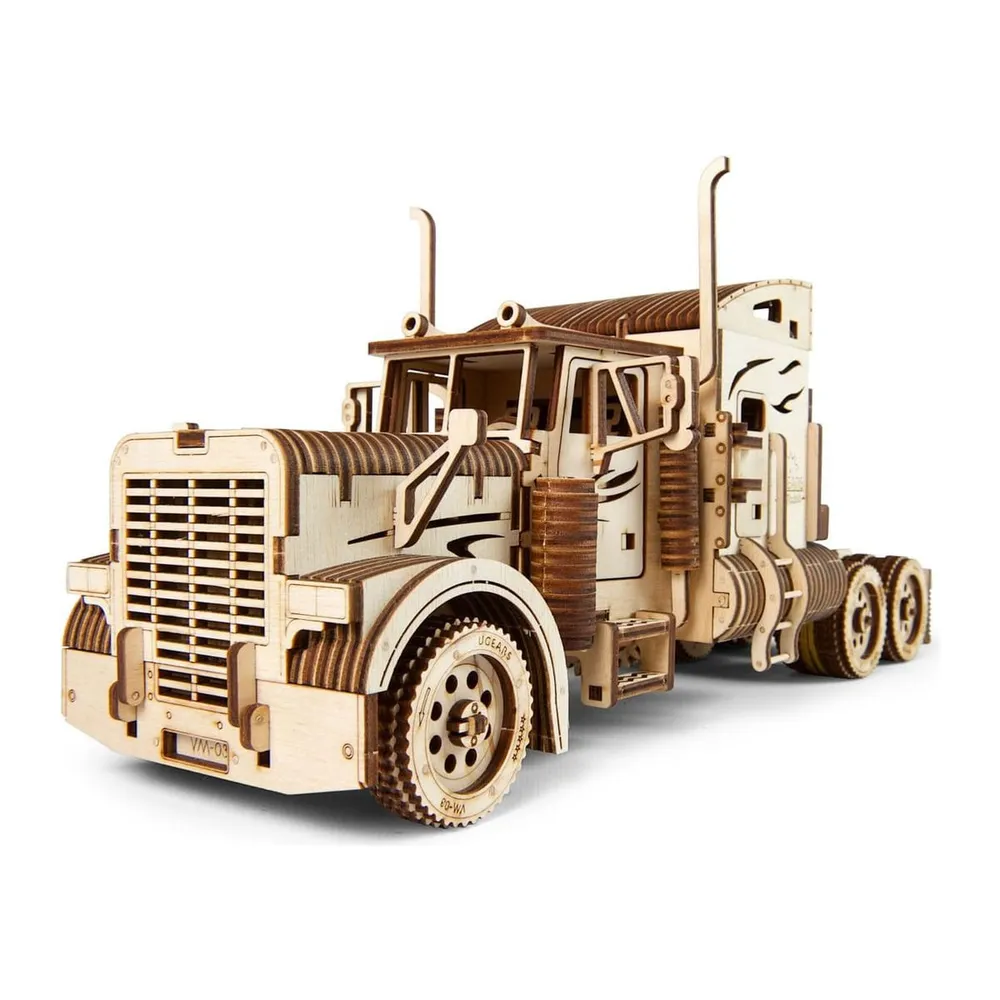 Camion américain en bois vu de trois quarts avant, calandre et cheminées d'échappement, sur fond blanc