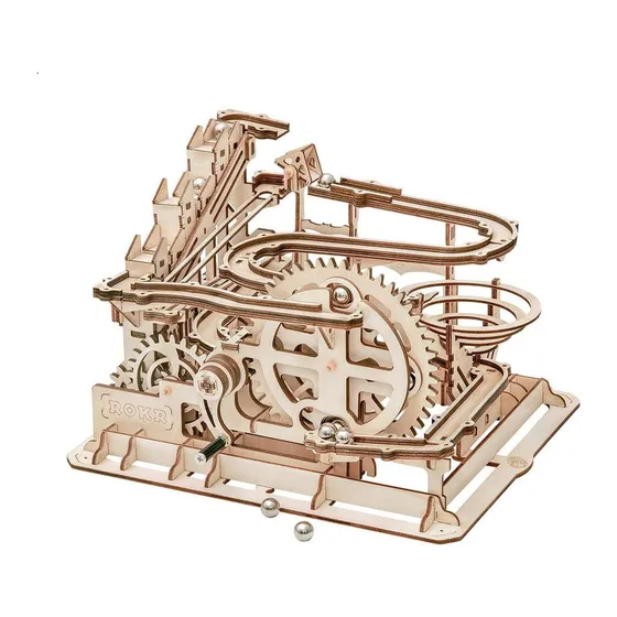 Circuit à billes en bois clair vu de trois quarts, grande roue dentée au centre