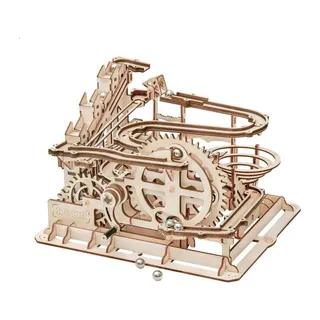 Circuit à billes en bois clair vu de trois quarts, grande roue dentée au centre