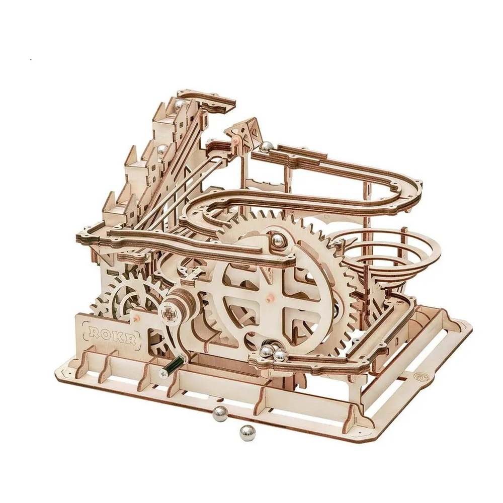 Circuit à billes en bois clair vu de trois quarts, grande roue dentée au centre