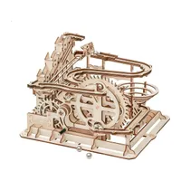 Circuit à billes en bois clair vu de trois quarts, grande roue dentée au centre