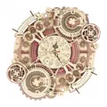 Horloge ronde en bois finement gravée, cadrans satellites dentelés et anneaux teintés rose