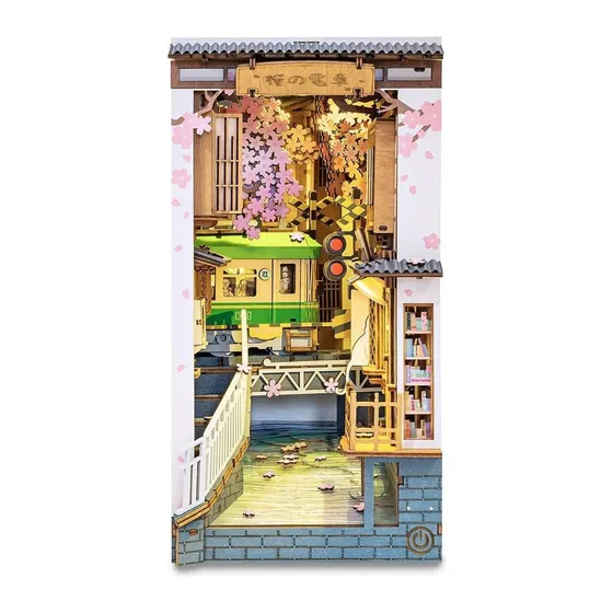 Book nook Sakura Densya monté : rue japonaise, tramway vert et cerisiers en fleurs, sur fond blanc