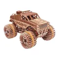 Monster truck en bois aux roues géantes crantées, vu de trois quarts avant, sur fond blanc