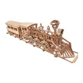 Locomotive à vapeur en bois clair attelée à un wagon de voyageurs, sur une portion de voie, sur fond blanc