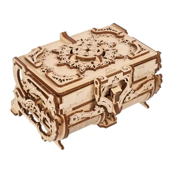 Coffret antique en bois fermé, couvercle et flancs sculptés de motifs floraux, sur fond blanc