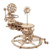 Mécanisme en contreplaqué clair avec globe ajouré, soleil découpé et disque gravé des constellations