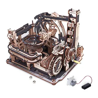 Circuit à billes futuriste en bois vu de trois quarts, moteur et boîtier à piles à côté