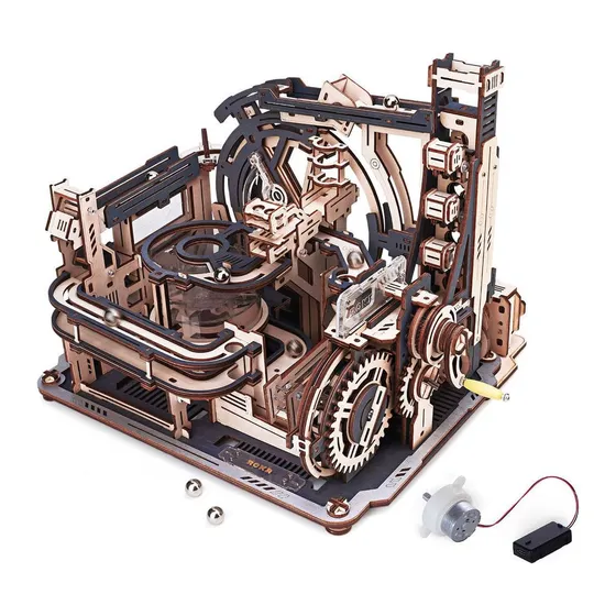 Circuit à billes futuriste en bois vu de trois quarts, moteur et boîtier à piles à côté
