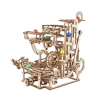 Circuit à billes Marble Run Tiered Hoist Ugears monté, avec ses billes colorées, sur fond blanc