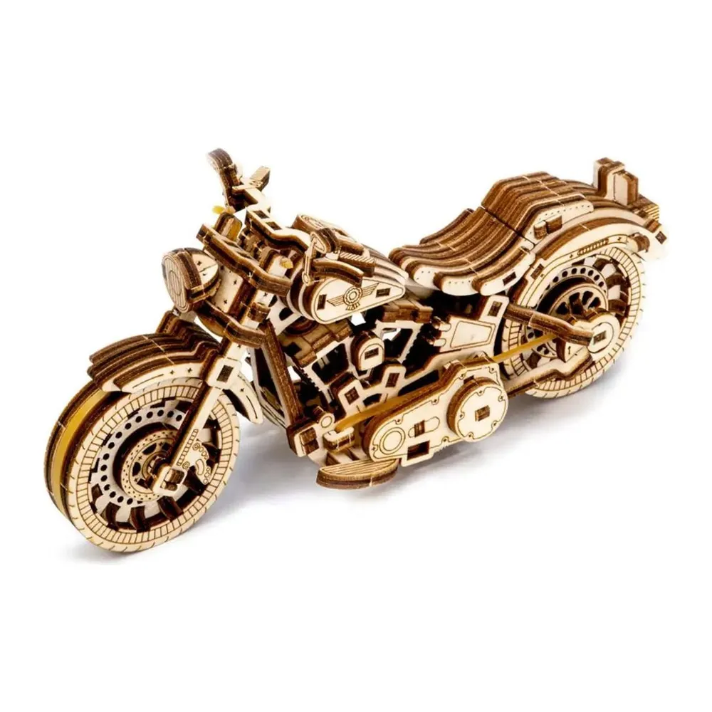 Moto Cruiser V-Twin Wooden City montée, vue de trois quarts avant, bois clair et foncé, sur fond blanc