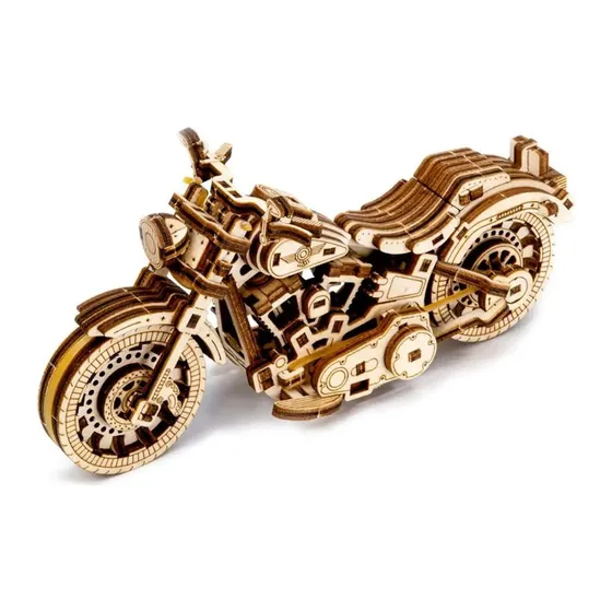 Moto Cruiser V-Twin Wooden City montée, vue de trois quarts avant, bois clair et foncé, sur fond blanc