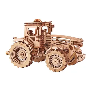 Tracteur agricole en bois clair vu de trois quarts avant, grandes roues arrière et cabine, sur fond blanc