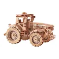 Tracteur agricole en bois clair vu de trois quarts avant, grandes roues arrière et cabine, sur fond blanc