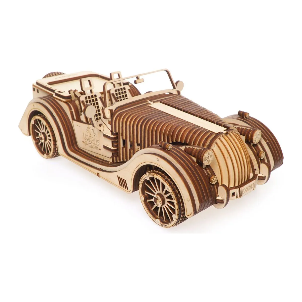 Cabriolet ancien en bois deux tons vu de trois quarts, capot cannelé et roues à rayons
