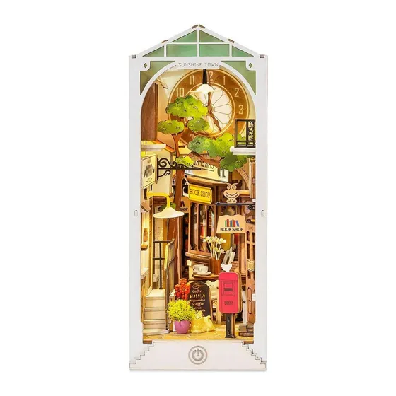 Book nook Sunshine Town monté : ruelle, horloge et arbre sous un toit vitré vert, sur fond blanc