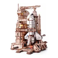 Navette spatiale blanche dressée contre sa tour de lancement en bois, flammes orange à la base, sur fond blanc
