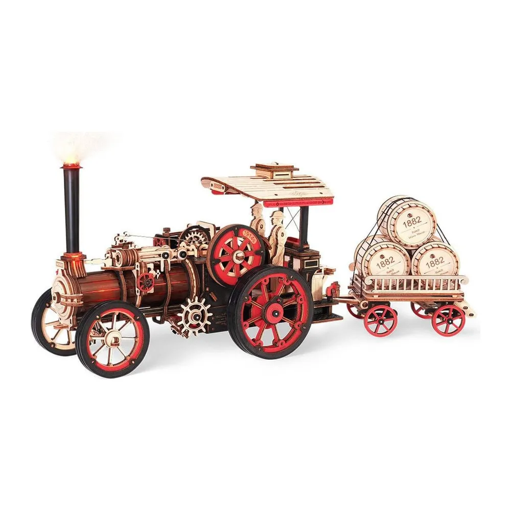 Locomobile à vapeur en bois aux roues rouges, attelée à une remorque chargée de trois tonneaux, sur fond blanc