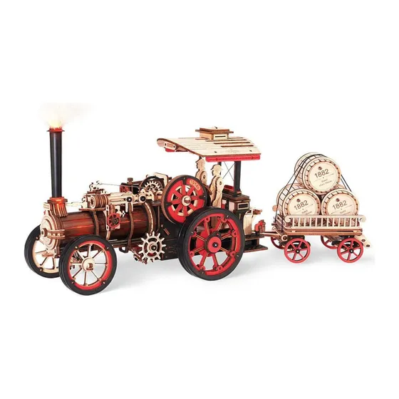 Locomobile à vapeur en bois aux roues rouges, attelée à une remorque chargée de trois tonneaux, sur fond blanc