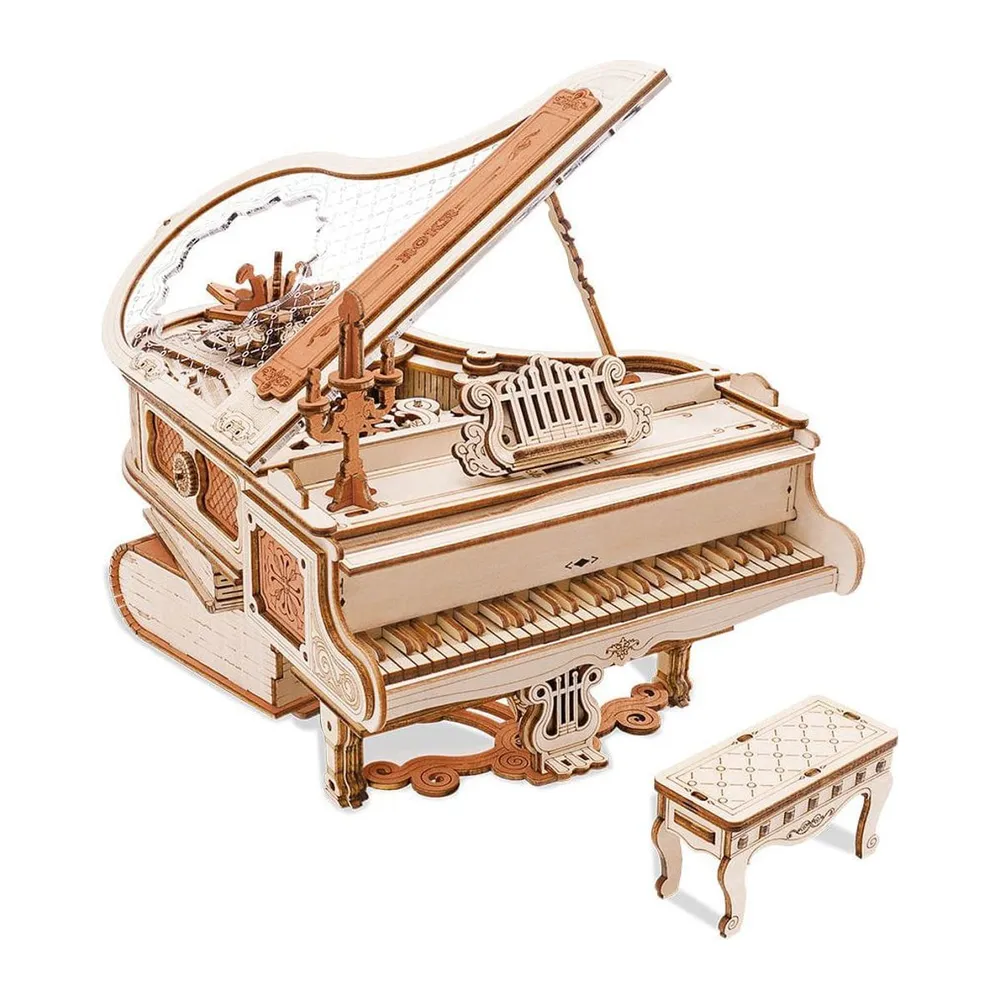 Piano à queue miniature en contreplaqué clair, couvercle ouvert, tabouret assorti à côté