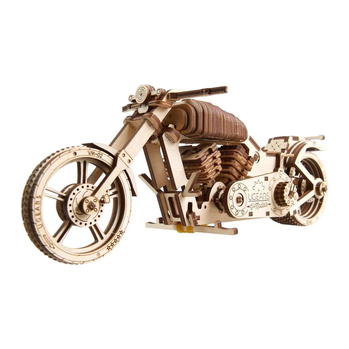 Moto Bike VM-02 Ugears montée, vue de trois quarts avant, fourche allongée et moteur en V apparent, sur fond blanc