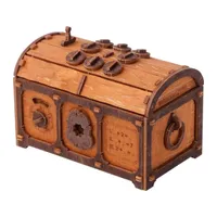 Petit coffre de pirate en bois teinté, couvercle bombé garni de disques et de loquets, sur fond blanc