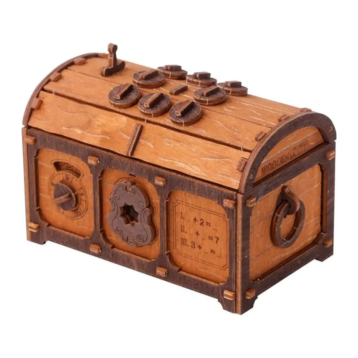 Petit coffre de pirate en bois teinté, couvercle bombé garni de disques et de loquets, sur fond blanc