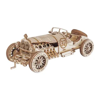 Voiture de course ancienne en bois clair, roues à rayons et moteur apparent, sur fond blanc