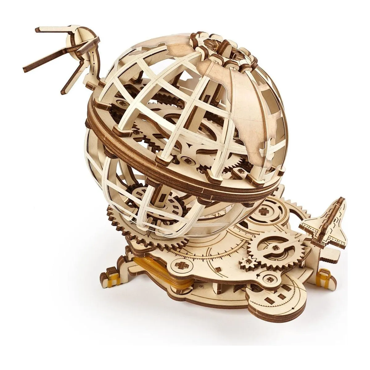 Globus Ugears monté : globe ajouré en bois sur sa plateforme d’engrenages, navette en orbite, sur fond blanc