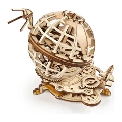 Globus Ugears monté : globe ajouré en bois sur sa plateforme d’engrenages, navette en orbite, sur fond blanc