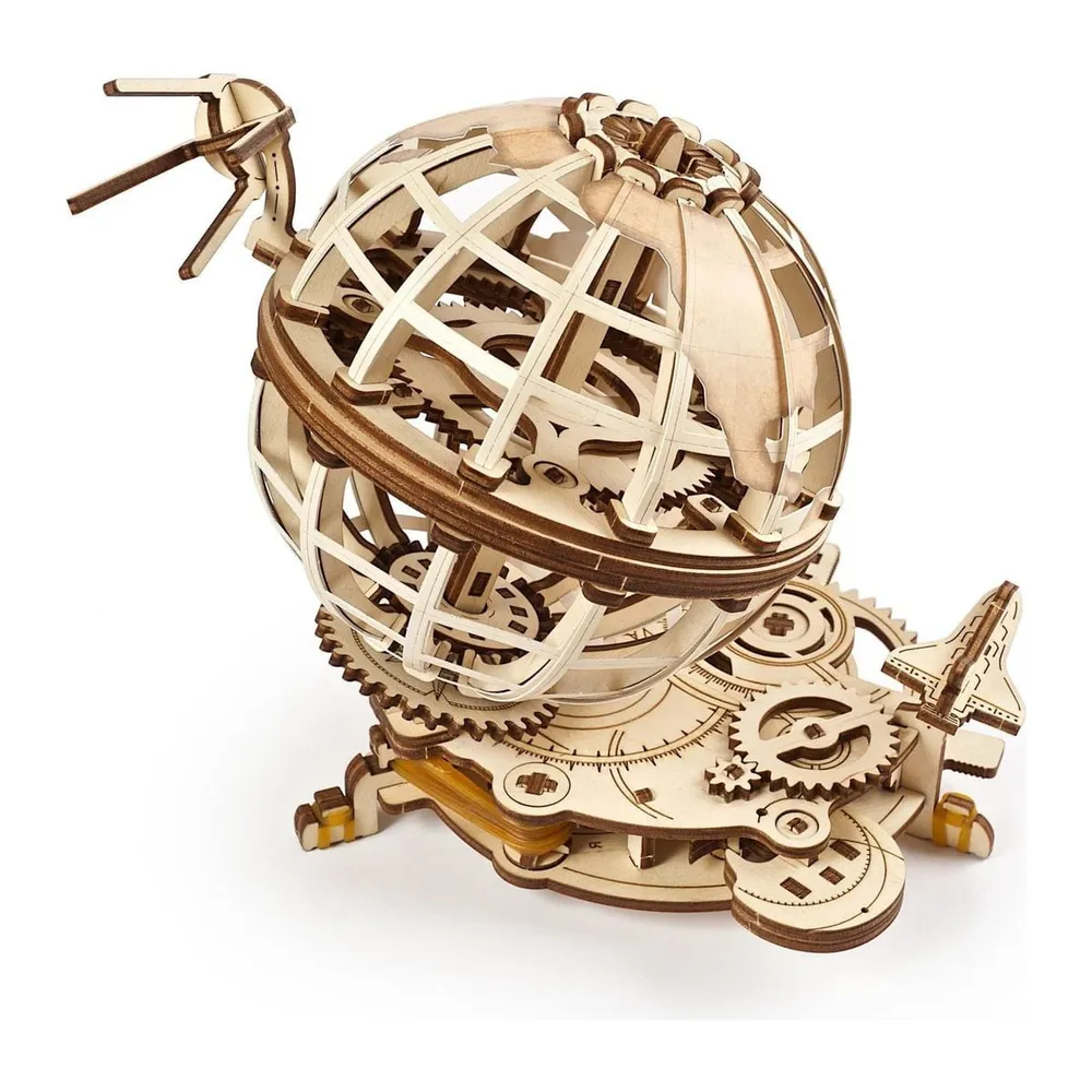 Globus Ugears monté : globe ajouré en bois sur sa plateforme d’engrenages, navette en orbite, sur fond blanc
