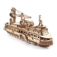 Bateau de recherche Ugears monté, vue de trois quarts avant avec sa grue à flèche, sur fond blanc