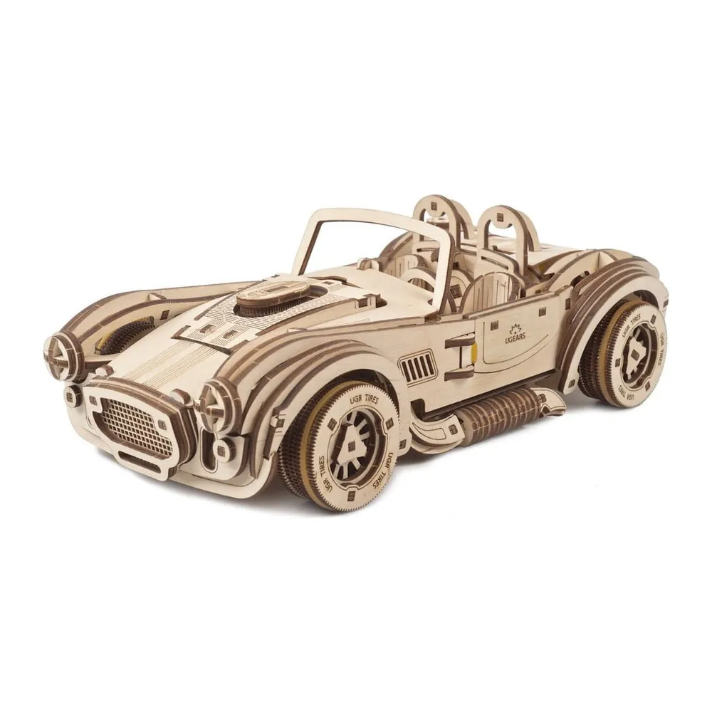 Drift Cobra Ugears montée, roadster en bois vu de trois quarts avant, sur fond blanc