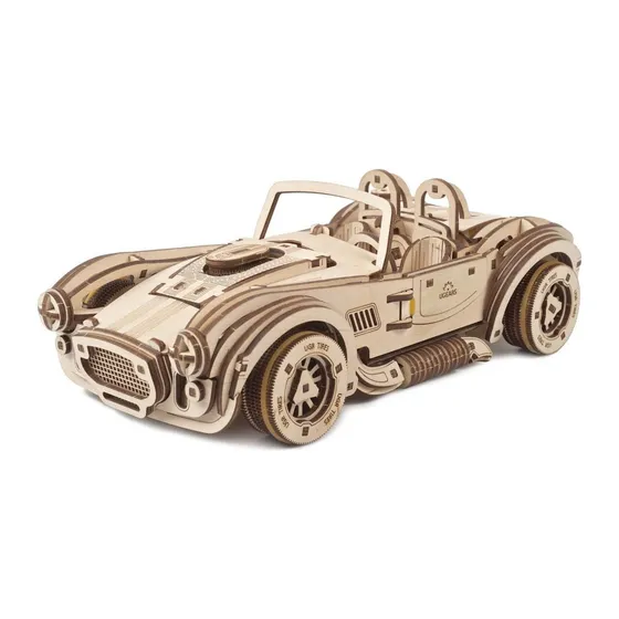 Drift Cobra Ugears montée, roadster en bois vu de trois quarts avant, sur fond blanc