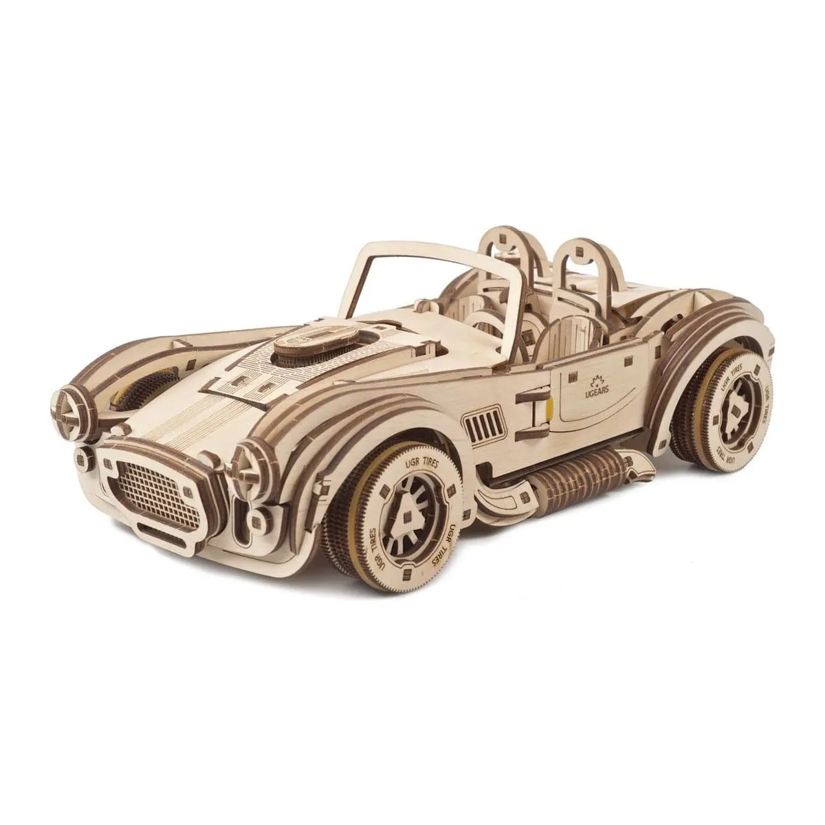 Drift Cobra Ugears montée, roadster en bois vu de trois quarts avant, sur fond blanc