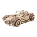 Drift Cobra Ugears montée, roadster en bois vu de trois quarts avant, sur fond blanc