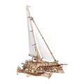 Trimaran Merihobus Ugears monté, voiles blanches hissées, vue de trois quarts, sur fond blanc