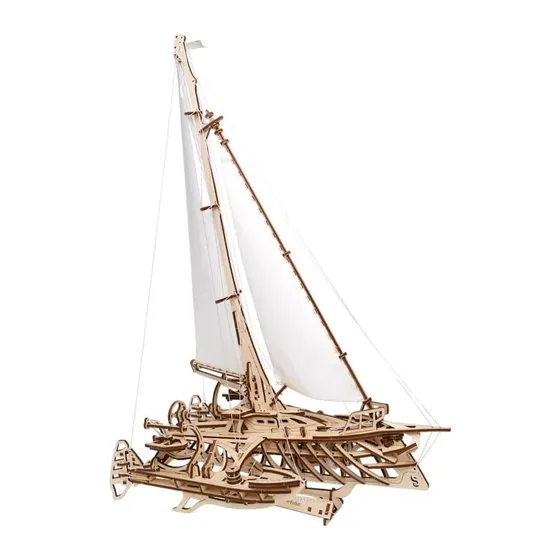Trimaran Merihobus Ugears monté, voiles blanches hissées, vue de trois quarts, sur fond blanc